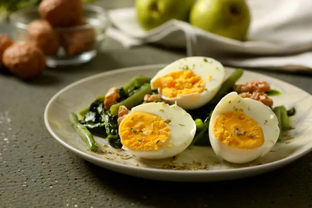 hard boiled eggs with spinach sa